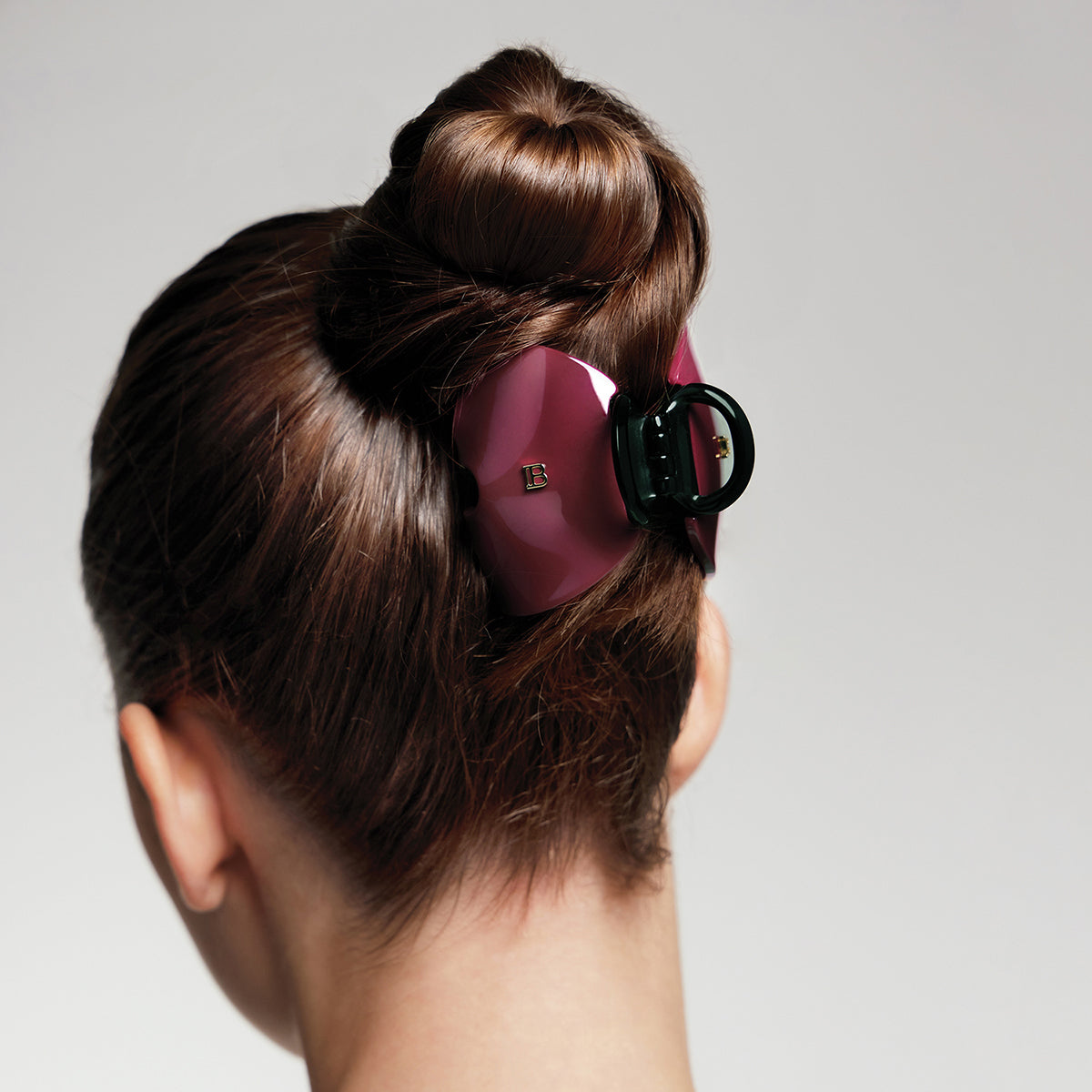 BalmainHair_Accessories_LimitedEdition_PinceACheveux_Imperiale_VelvetBurgundy_LE_HJ_CA_PIN_IM_M_VB_C1_25_Model_01_SOCIAL_1200x1200_6b10e35e-f87d-4f11-9e3b-57008b8da63f.jpg