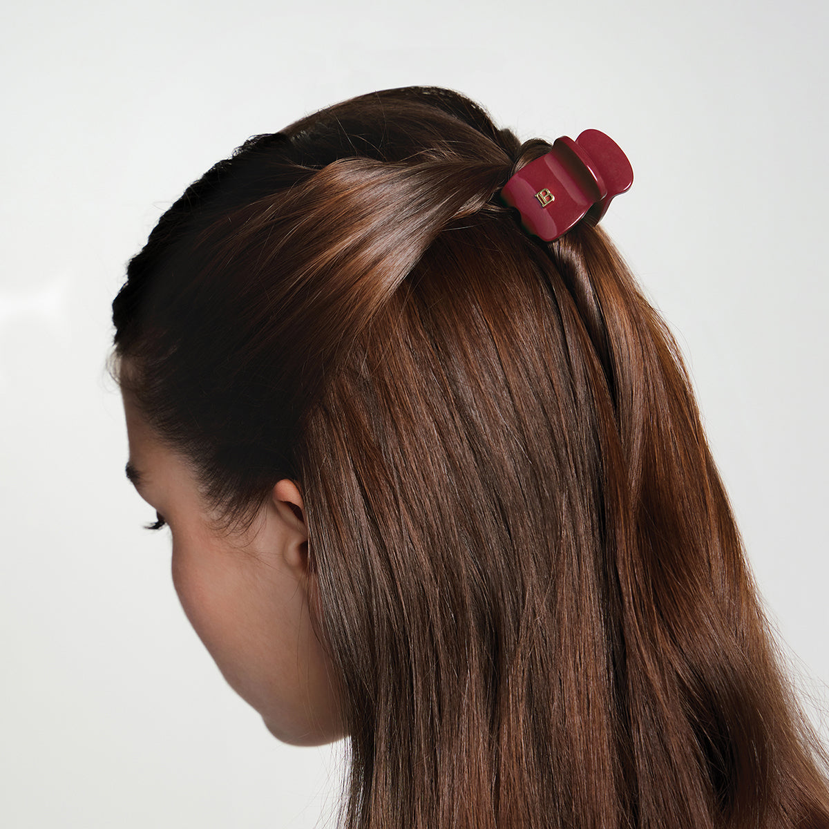 BalmainHair_Accessories_LimitedEdition_PinceACheveux_XS_VelvetBurgundy_LE_HJ_CA_PIN_XS_VB_C1_25_Model_01_SOCIAL_1200x1200_87446a6d-bf29-49f3-96d6-2148ab4da046.jpg