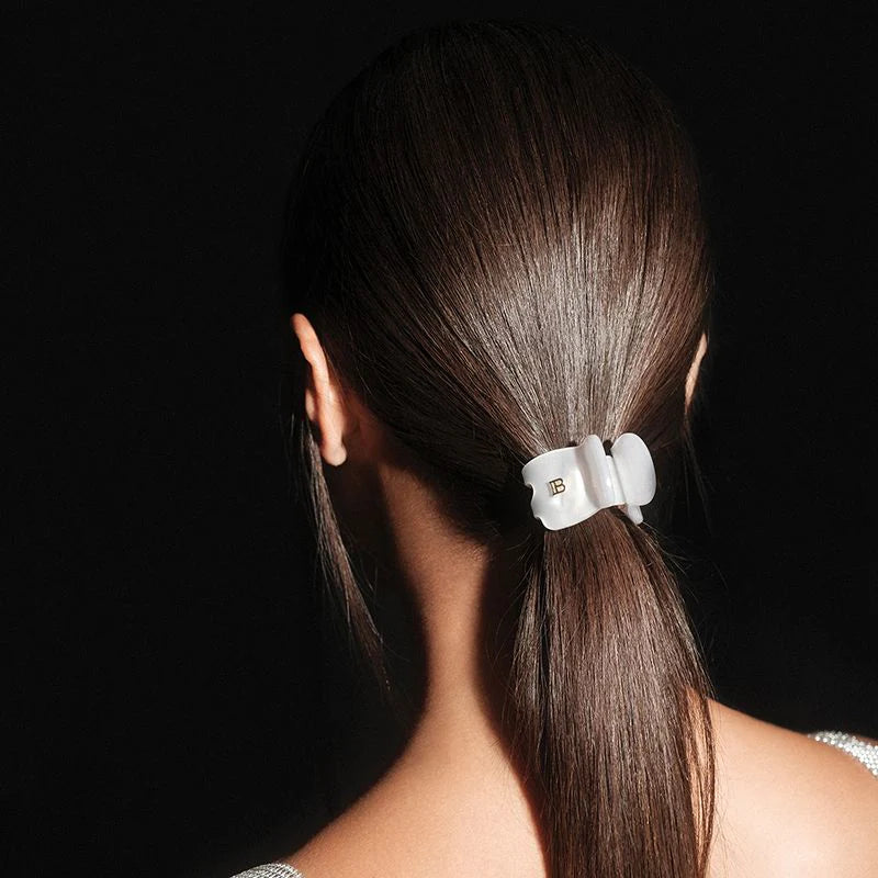BalmainHair_Accessories_Pince____Cheveux_ExtraSmall_Pearl_LE_HJ_CA_PIN_XS_PL_Mo_bd12_1_2500x_db09df96-cc45-4fd9-97ac-796b8ffb9605.webp